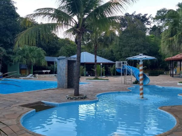 Clube de Lazer c/ piscina de água natural/termal