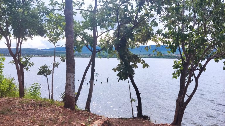 LINDA CASA na beira do lago – A 5km da cidade LINDA CASA na beira do lago – A 5km da cidade