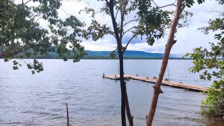 LINDA CASA na beira do lago – A 5km da cidade LINDA CASA na beira do lago – A 5km da cidade