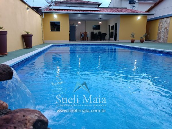 Espaço com edícula e piscina