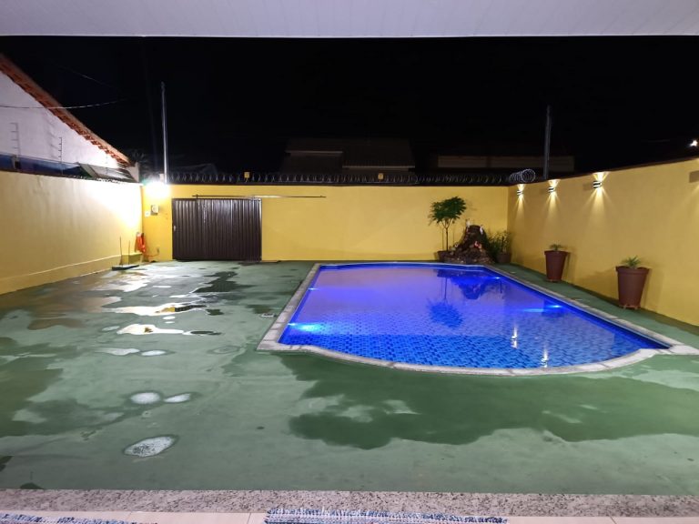 Espaço com edícula e piscina Espaço com edícula e piscina