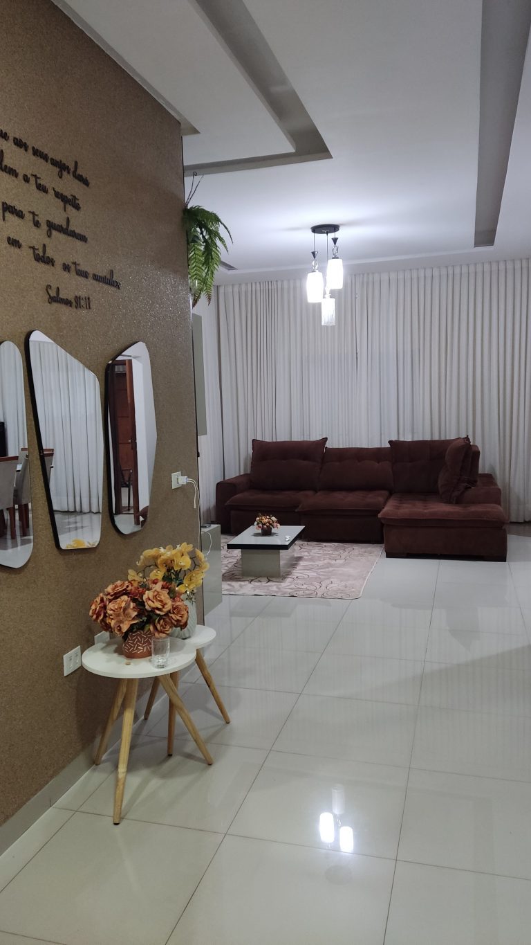 CASA SEMINOVA LINDA – NO CENTRO DE MINAÇU CASA SEMINOVA LINDA – NO CENTRO DE MINAÇU