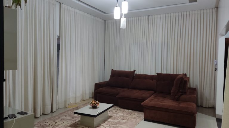 CASA SEMINOVA LINDA – NO CENTRO DE MINAÇU CASA SEMINOVA LINDA – NO CENTRO DE MINAÇU