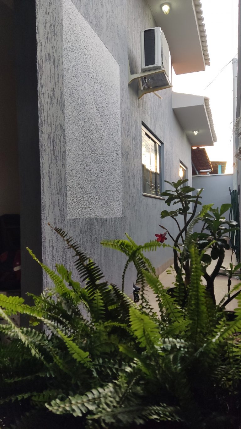 CASA SEMINOVA LINDA – NO CENTRO DE MINAÇU CASA SEMINOVA LINDA – NO CENTRO DE MINAÇU